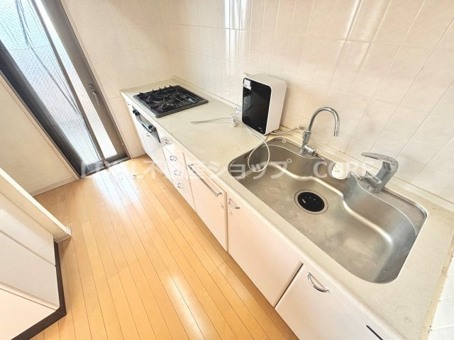 沢山の調理器具や調味料が収納でき、大きな流しもついてます　毎日のお料理が楽しみです。
