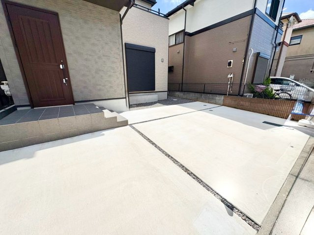 ■2号棟　■LDK18帖・リビング階段　■駐車2台可能(車種による)　■食洗機・浴室乾燥機付き　■パントリー・シューズクロークあり　■八幡小学校徒歩7分(550ｍ)・川柳中学校徒歩15分(1200ｍ)