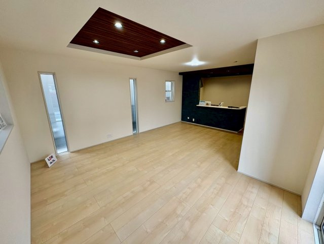 折上天井のデザインで開放感がありおしゃれなリビングです。