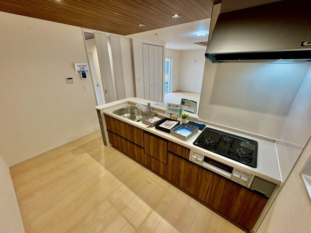 調理道具や調味料もすっきりしまえる、収納力のあるキッチン。
