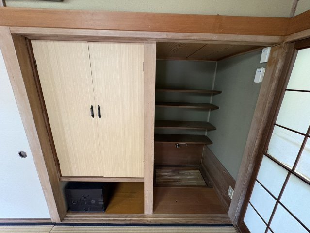 和室の収納スペースです。日用品や小物類まで幅広く整理整頓が可能です。奥行きもあり収納力に優れているため、居室をすっきりと保つことができます。棚付き部分は使い分けがしやすく、実用性の高いスペースです。
