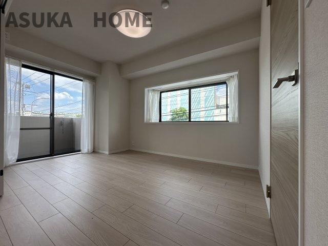 角部屋ならではの、2面採光の明るい洋室です。