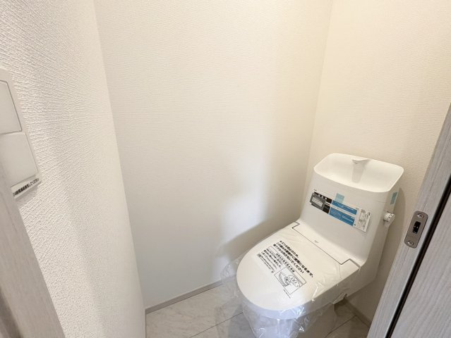 トイレは1階・2階それぞれに設置で便利です。温水洗浄機能付。