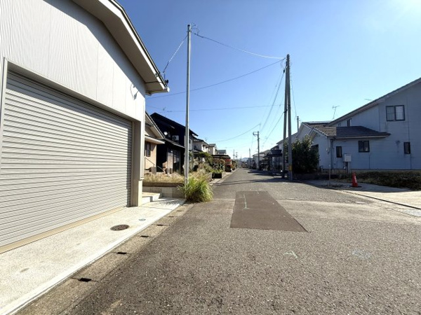 【中古戸建 新潟市秋葉区横川浜の前面道路含む現地写真】