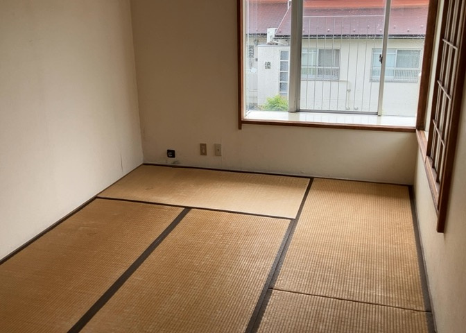 洋室のメリットは重い家具が置きやすく、身の回りが整理しやすいことです。　床がフローリングのため畳とは異なり凹みにくいです。　クローゼットなど収納が豊富で、普段使わない旅行カバンや服の整頓も簡単にです。