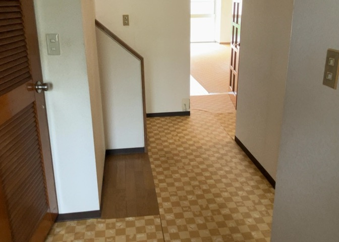 内装はとにかくおしゃれなものがいい！と選ぶ前に、まず住んだ後のことを想像してみましょう。住んでみたらコンセントの位置が悪くて使いにくいなど出てきます。事前にどの家電をどこに置くか想定しておきましょう。