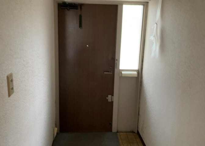 玄関は家の顔でもあり、家族以外の目にも止まる場所です。玄関は外との間を仕切る扉、靴などをしまっておく収納スペース、靴脱ぎのたたきスペース、来客とのやり取りをするドアホンなど複数のアイテムからなります。