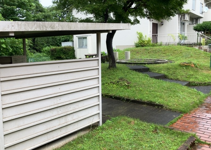 マンションのエントランスには、もともと風よけや防犯の役割がありますが、マンションによって宅配ボックスなどの設備が備わっている所もあります。日々の生活をイメージしながら生活しやすさをチェックしましょう。