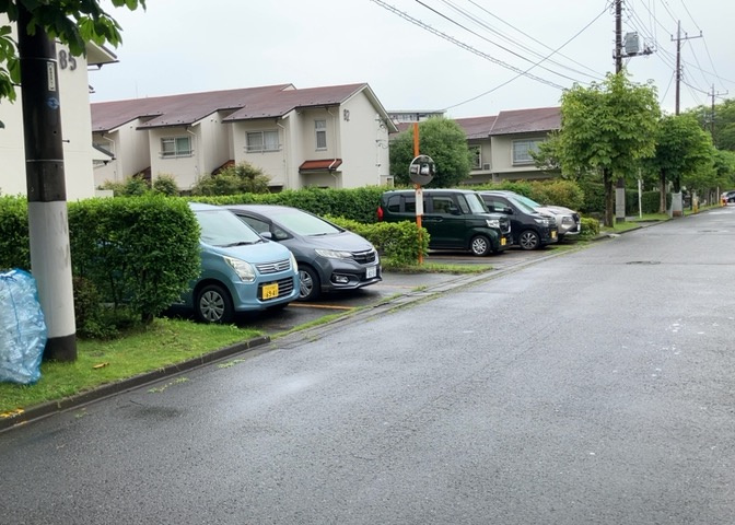 車一台あたりに必要なスペースは、標準サイズの普通自動車で横幅2m50cm、長さ5mは必要になります。ただし、乗降のことも考慮して横幅3m30cm、長さ5m50cmほどは確保できるところを選びましょう。