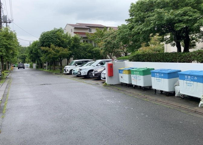 駐車場と明記されていても、最小スペースでつくられた駐車場だと大型車は駐車できなかったり、出入りしにくくなったりする可能性があります。お車のサイズと購入したい物件の駐車場のサイズを現地で確認しましょう。