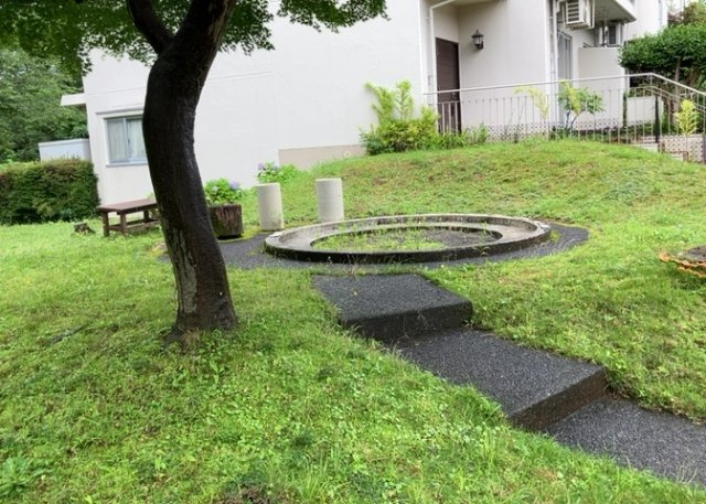 物件によっては、入居者が個人的に使用できる専用庭がついているものもあります。また、住宅の中にある土間の部分を庭と呼ぶこともあります。庭の用途は住む人によって変わり、それによってデザインもさまざまです。