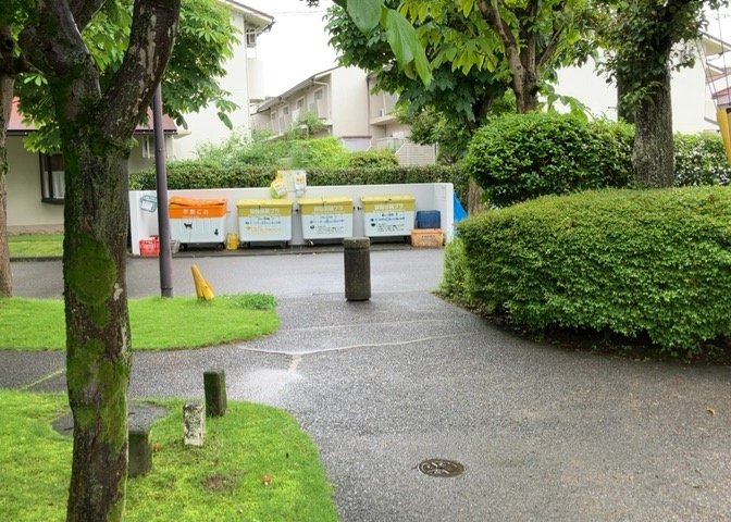 共有部分は、住民なら誰もが使える設備のこと。例えば駐車場やエレベーター、インターネット設備、セキュリティ設備などがあります。他にも、マンションの廊下・外部階段やエントランス・ゴミ置き場などがあります。
