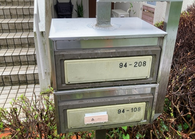エントランス付近に設置されている集合ポストは、住んでいる部屋と離れているため、ポストをあさるなど誰かに何かされていても被害に気づきにくいです。入居する時には他人に特定されにくい番号で鍵をかけましょう！