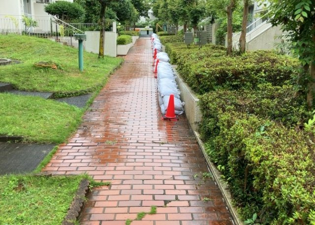 共有部分は、住民なら誰もが使える設備のこと。例えば駐車場やエレベーター、インターネット設備、セキュリティ設備などがあります。他にも、マンションの廊下・外部階段やエントランス・ゴミ置き場などがあります。