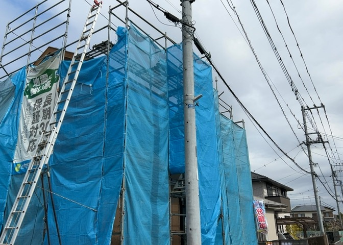 バルコニーは、室外の専用スペースのうち、「屋根がなく開放された空間」であるものを指します。ベランダより広いタイプのものが多く、日当たりもよいため家庭菜園などを楽しみたい人にとって適した環境となります。