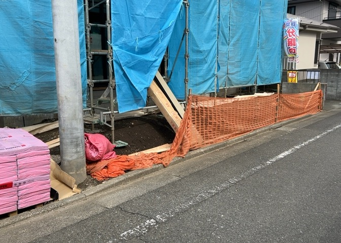 ベタ基礎とは、柱の位置に関係なく全体に基礎がある事を指し、面積が大きい分建物の重さを全体に分散できます。また、地面からの湿気や害虫を遮断でき、木造住宅で心配されるシロアリ被害を防ぐ効果も期待できます。