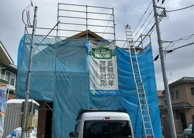 現地に行くなら、物件の周囲の地形がどうなっているかを見ることも大切です。周辺より低くなっている土地では、大雨などで水が集まりやすいため、地盤が弱くなっているということも考えられるため、注意が必要です。