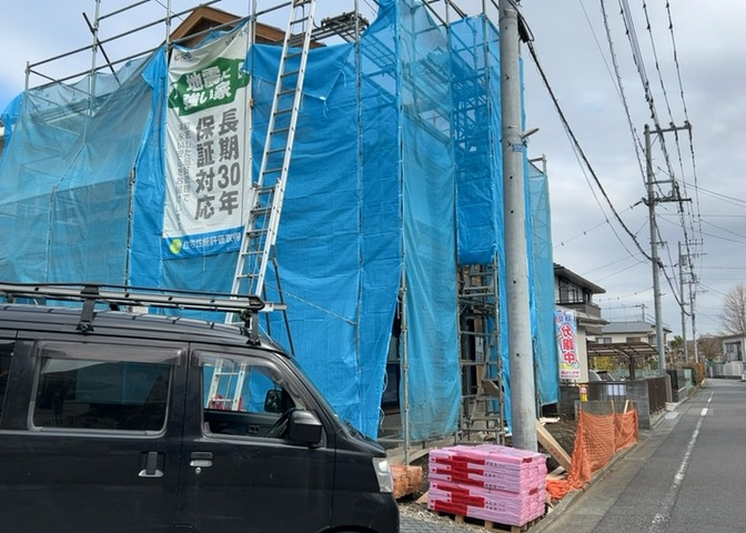 道幅が狭い場所は比較的土地の値段が低いことが多く、また交通量が少ないため騒音が少なく静かな環境で過ごせます。また、小さいお子様がいるご家庭も安心です。一方で車の駐車が難しいというデメリットもあります。