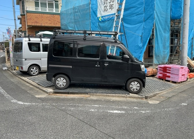 車一台あたりに必要なスペースは、標準サイズの普通自動車で横幅2m50cm、長さ5mは必要になります。ただし、乗降のことも考慮して横幅3m30cm、長さ5m50cmほどは確保できるところを選びましょう。