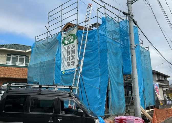 現在は上棟となっています。現地をご見学に行く際は、道路の幅や周辺の交通量、施設などをご確認頂くことをおすすめします！ある程度イメージをつけたいという場合は、同売主の施工事例や完成パースもお見せします。