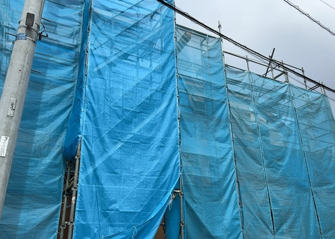 一般的なバルコニーは、奥行1.5ｍ程ですが、ワイルドバルコニーは2ｍまで広がっています。そのため洗濯物の間隔をあけ干すことができ、乾きやすいというメリットや、ガーデニングが楽しめる等の特徴があります。