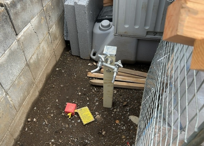 敷地内には、散水栓や立水栓があります。水道水を直接利用できるため、水を運ぶ手間を省くことが出来ます。大量の水を必要とする洗車作業や清掃などに役立ちます。その他設備とあわせて、現地でご確認ください。