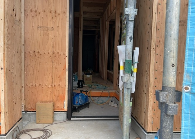 モニターで来訪者を確認して、目的が分からない場合はインターホンを通じて室内から会話することができます。怪しいと感じた場合はインターホン越しにお帰りいただくことができるので、直接会うことがなく安全です。