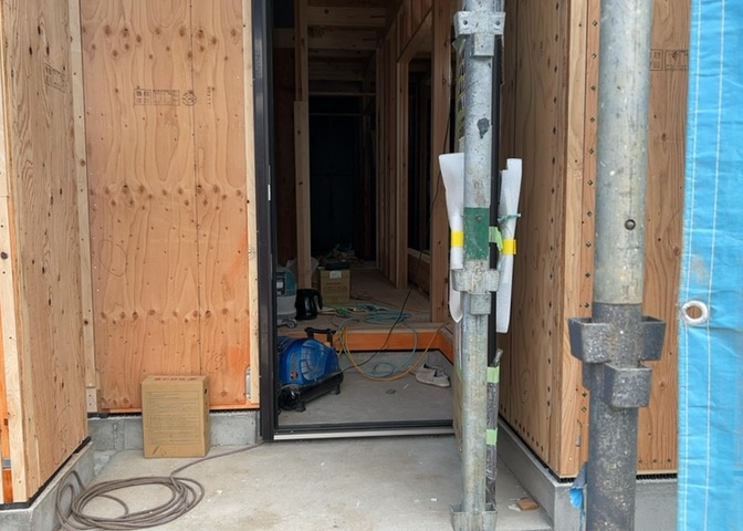 玄関は、狭すぎると複数人で使いにくく、広すぎても無駄な空間になりがちです。最低2畳を目安にして、家の広さとの兼ね合いや家族の人数を考慮して決めるとよいでしょう。現地を見学して快適な玄関を選びましょう！