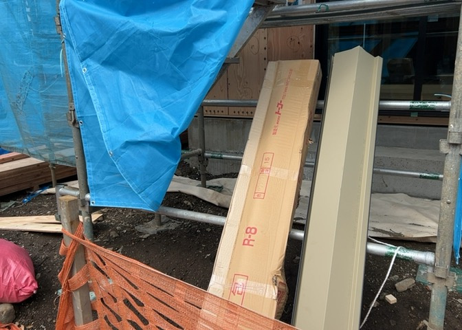 基礎パッキング工法とは、床下の換気確保のため基礎と土台の間に緩衝材を挟み込む工法です。土台の下に数十センチの間隔で設置されるため、全体的な隙間が生まれます。床下換気口に比べて高い通気性が確保されます。