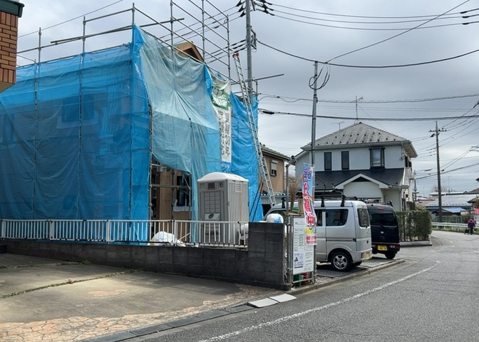 住宅用の土地では前面道路に2m以上接していなければならないと法律で定められています。しかし、お持ちの車のサイズやライフスタイルなどにより、2mでは利便が悪い場合もございますので、事前に確認しましょう。