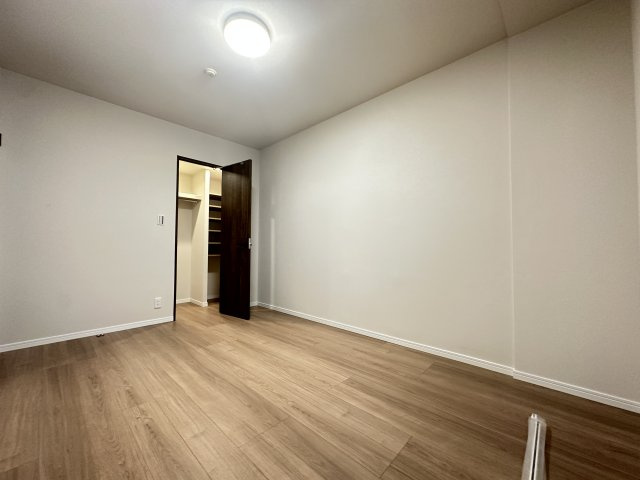 ウオークインクローゼット付の洋室は、お部屋を広く使え、お部屋の形もいいので家具の配置もしやすいです。