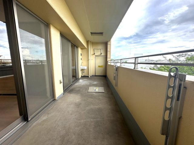 ワイドなバルコニーは、一度にたくさん洗濯物が干せそうです。