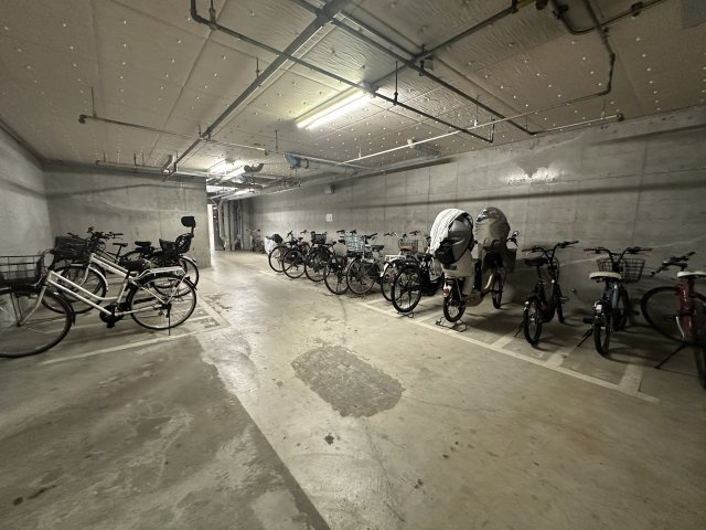 雨や日差しから大切な自転車を守る室内駐輪場。愛車の劣化を防ぎ、雨の日でも快適に出し入れできます。