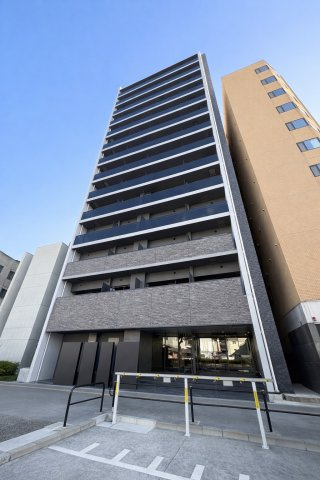 街並みに映えるシャープなフォルムの外観