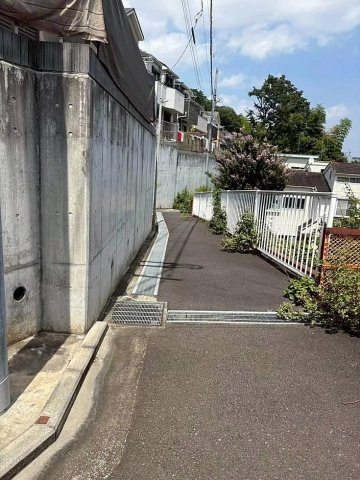 前面道路含む現地写真です