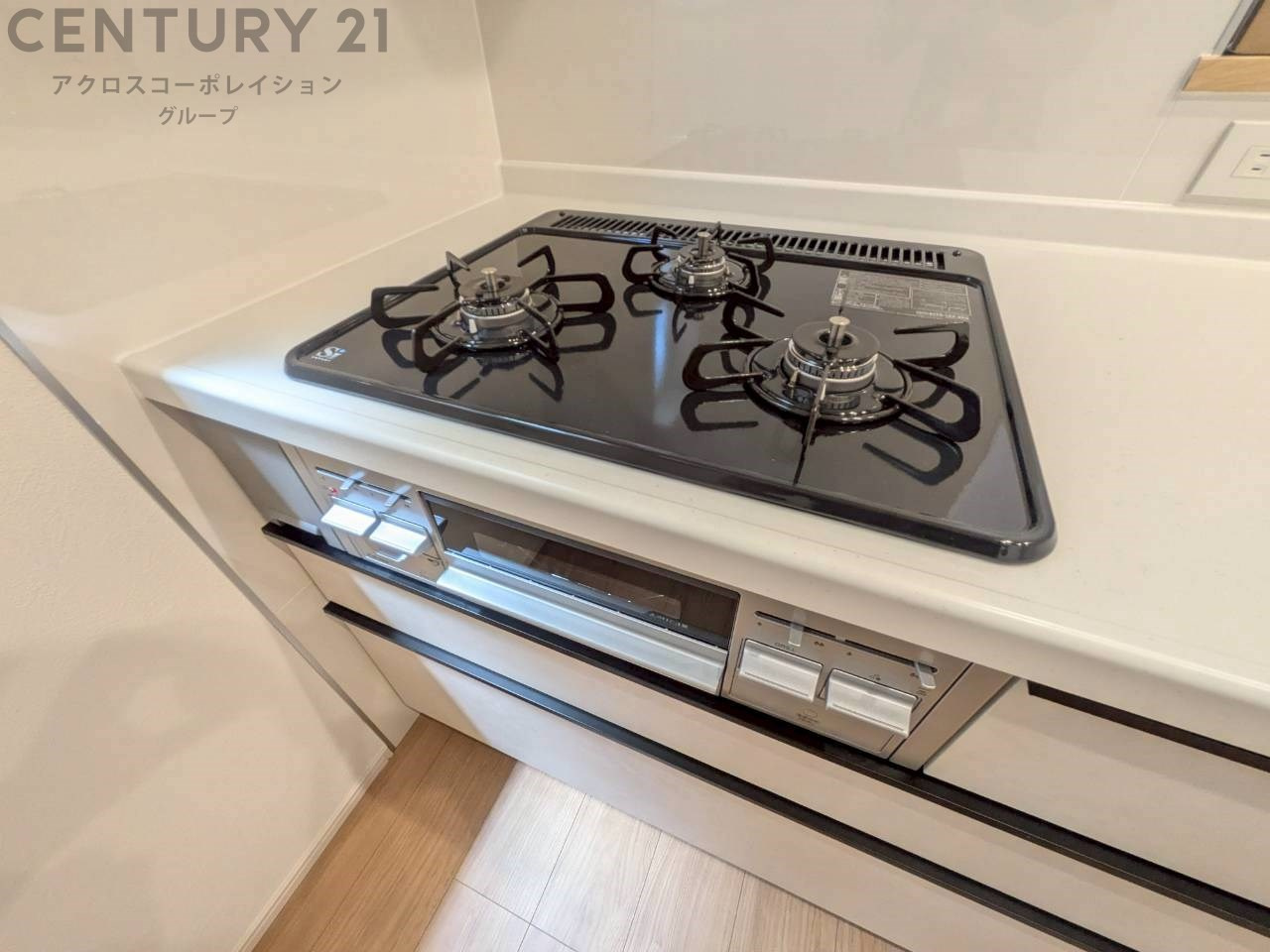 多数の調理器具を同時に使用でき、料理の効率化が可能。省エネで節約になり、様々な料理スタイルに適応できます。また、火力調整が独立しており、手入れや掃除もしやすく、今よりもっとお料理が楽しくなるかも。
