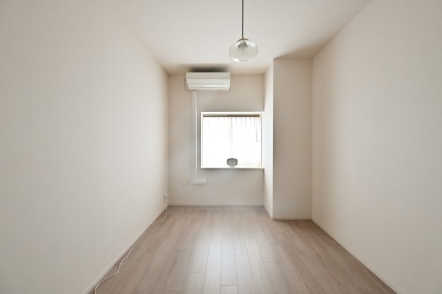家具配置のしやすい整った形状の洋室。ベッドやデスクを置いても余裕のある空間です。