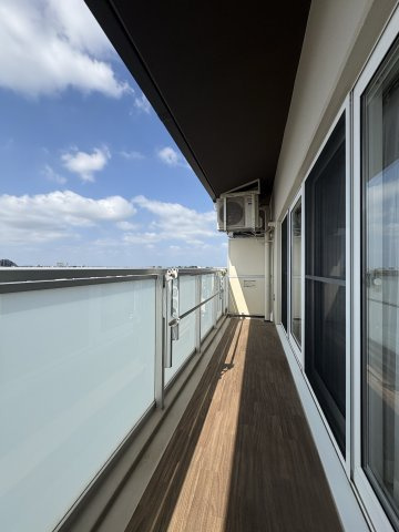 陽光が心地よく差し込む南向きバルコニー。お洗濯物や布団も気持ちよく乾きます。