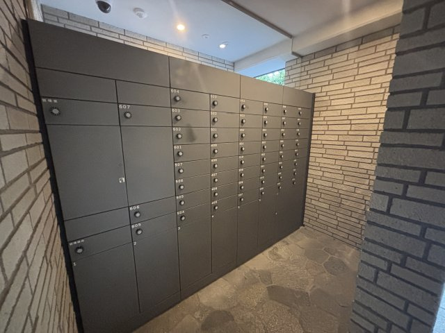 荷物の受け取りに重宝する宅配ボックス完備。24時間いつでも受取可能です。