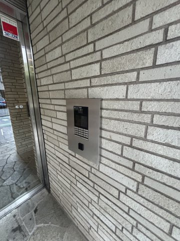 オートロック完備で防犯面も安心のエントランス。住まう方の安全を守ります。
