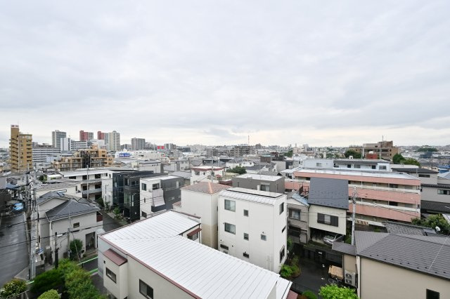 空が広く見渡せる心地よいビュー。通風・採光にも恵まれた恵まれた生活環境です。