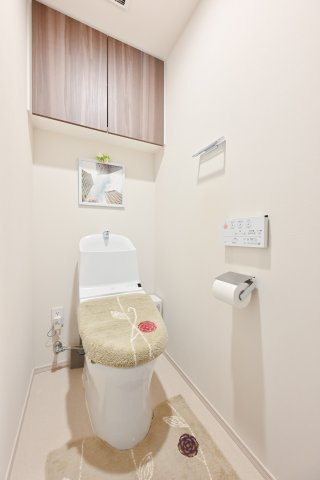 快適にお使いいただける温水洗浄便座を採用。手洗い器・収納棚も完備しています。