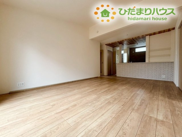 勾配天井が開放的な空間を演出する、光あふれる広々リビングです！木の温もりを感じる心地よいフローリング仕様で、ソファを置いて家族みんなでテレビを見たり、ゴロゴロお昼寝したりとゆったり寛げますね♪