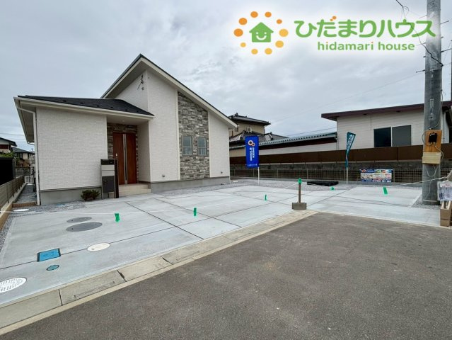 並列で車をゆったり停められる、広々としたカースペースを確保！コンクリート敷きでお手入れがしやすく、自転車やベビーカーを置く場所にも困りません♪荷物が多い日のお買い物帰りも移動がスムーズ！