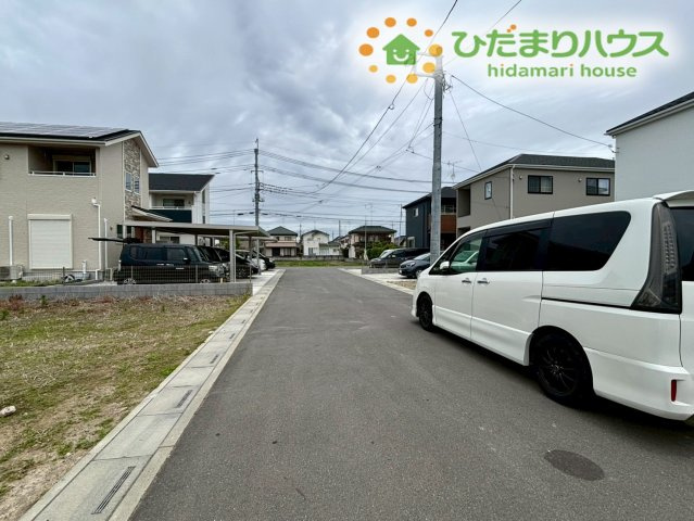 運転に自信がない方でも落ち着いて車の出し入れができる、ゆとりある幅員の前面道路です！見通しが良く、車の通り抜けが少ない落ち着いた環境なので、小さなお子様と一緒に手をつないで歩くときも安心ですね♪