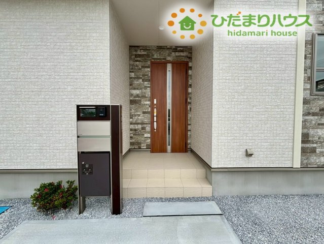 スッキリとした機能門柱が設置された、スマートな印象の玄関アプローチです！屋根付き仕様なので、雨の日でも濡れずに落ち着いて鍵を開けられます♪毎日気持ちよく家族を送り出せる明るい空間が魅力的！
