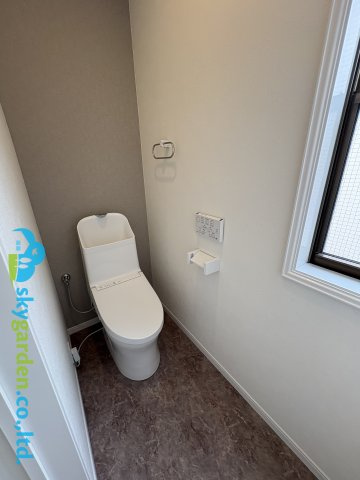 トイレは各階に1か所、計3か所あります　全部新品交換済みです