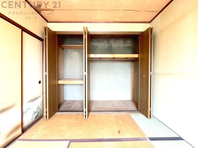 押入れは季節の衣類、寝具などを収納できます。伝統的な美しさと実用性が融合し、収納物を保護する調湿・換気効果があります。使い方によっては書類や小物なども効果的に整理でき空間を有効活用できます。