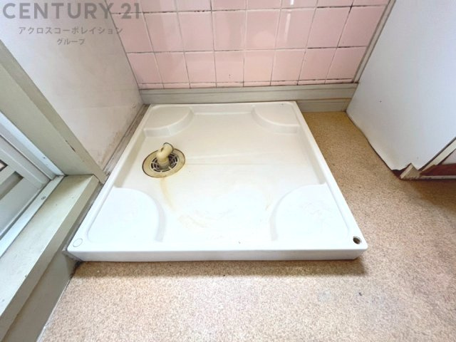 洗濯物の仕分け作業がしやすく、整理整頓が容易になります。洗濯音や湿気を他の部屋に持ち込まず、生活環境を快適に保ちます。上部を活用すれば収納スペースを確保でき洗剤や洗濯用品の整理もしやすくなります。