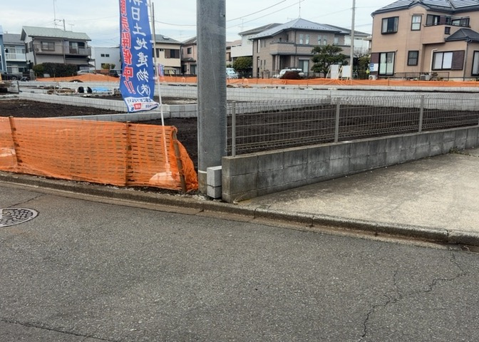 土地の面積＝住宅面積ではありません。建ぺい率の問題などで、土地のある場所によって住宅を建てられる面積は限られています。高さもしかり、「土地」という言葉の中には、建築条件も含まれると考えておきましょう。